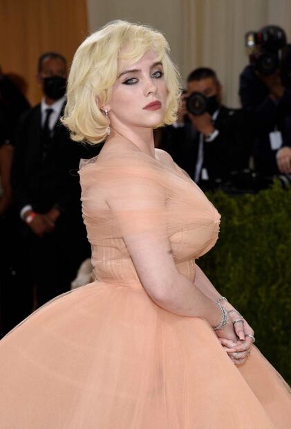 Billie Eilish desfila en el Met Gala transformada en Marilyn Monroe