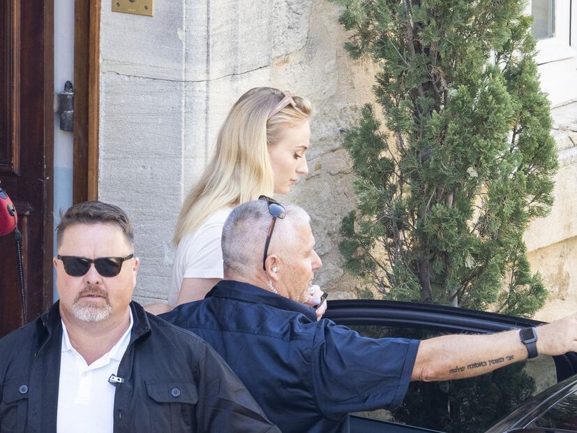 Sophie Turner y Joe Jonas organizan fiesta preboda en castillo francés 