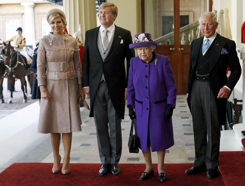 Con dos besos recibió la reina Isabel al rey Guillermo y Máxima de Holanda 