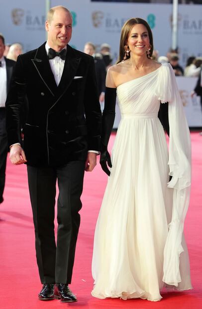 El impecable look de Kate Middleton con vestido blanco y guantes en los BAFTA