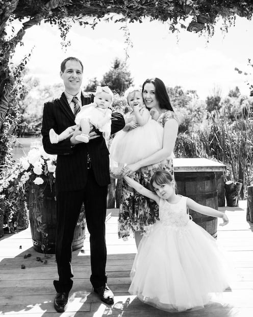 Giovanna Acha y Jordan Lindsey bautizan a sus mellizos 
