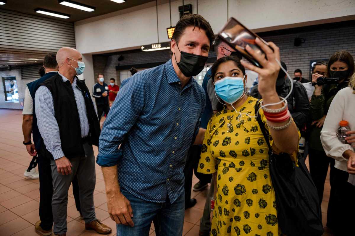 El beso de Justin Trudeau y su esposa Sophie tras victoria en las recientes elecciones