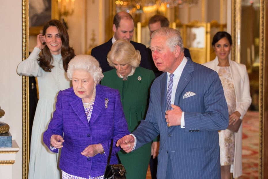 La reina Isabel lista para abandonar la corona en 18 meses y ceder el trono al príncipe Carlos 
