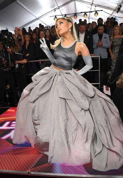 Los 2 looks de Ariana Grande que se robaron la noche de los Grammy