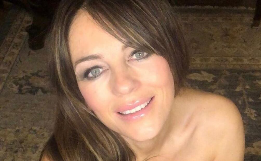 Con bikini en tono beige, Elizabeth Hurley eleva la temperatura en la web