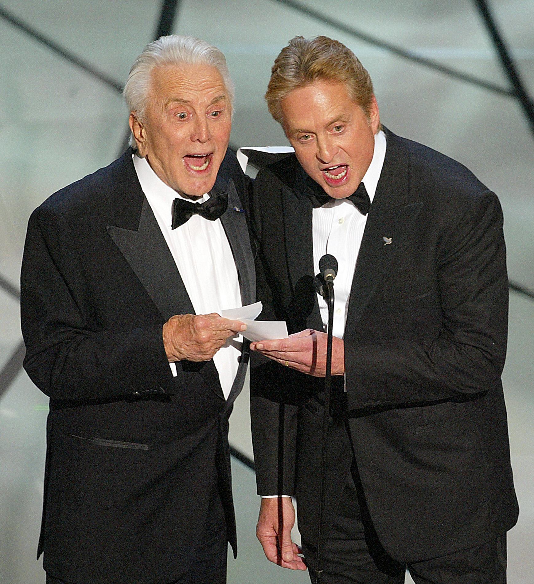 Kirk Douglas y su hijo Michael Douglas/AFP.