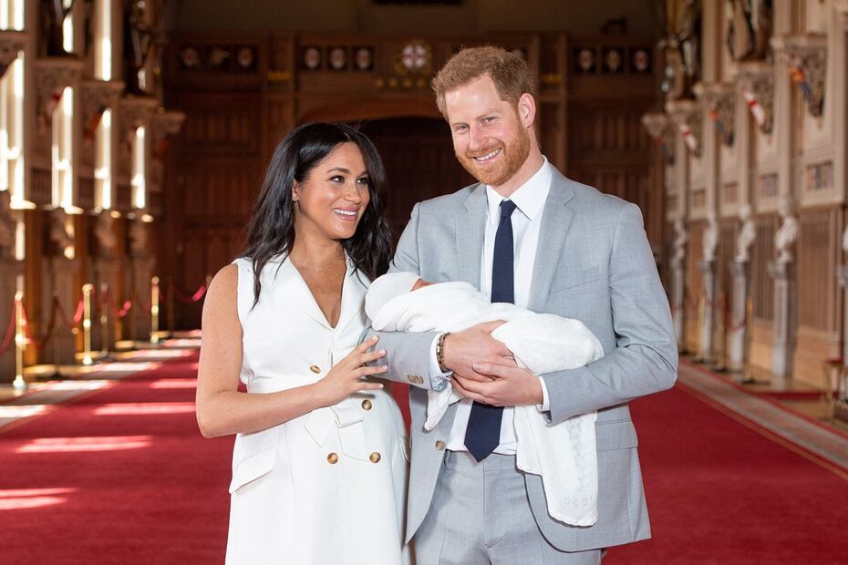 FOTOS: El príncipe Harry y Meghan Markle ya presentaron a su bebé 