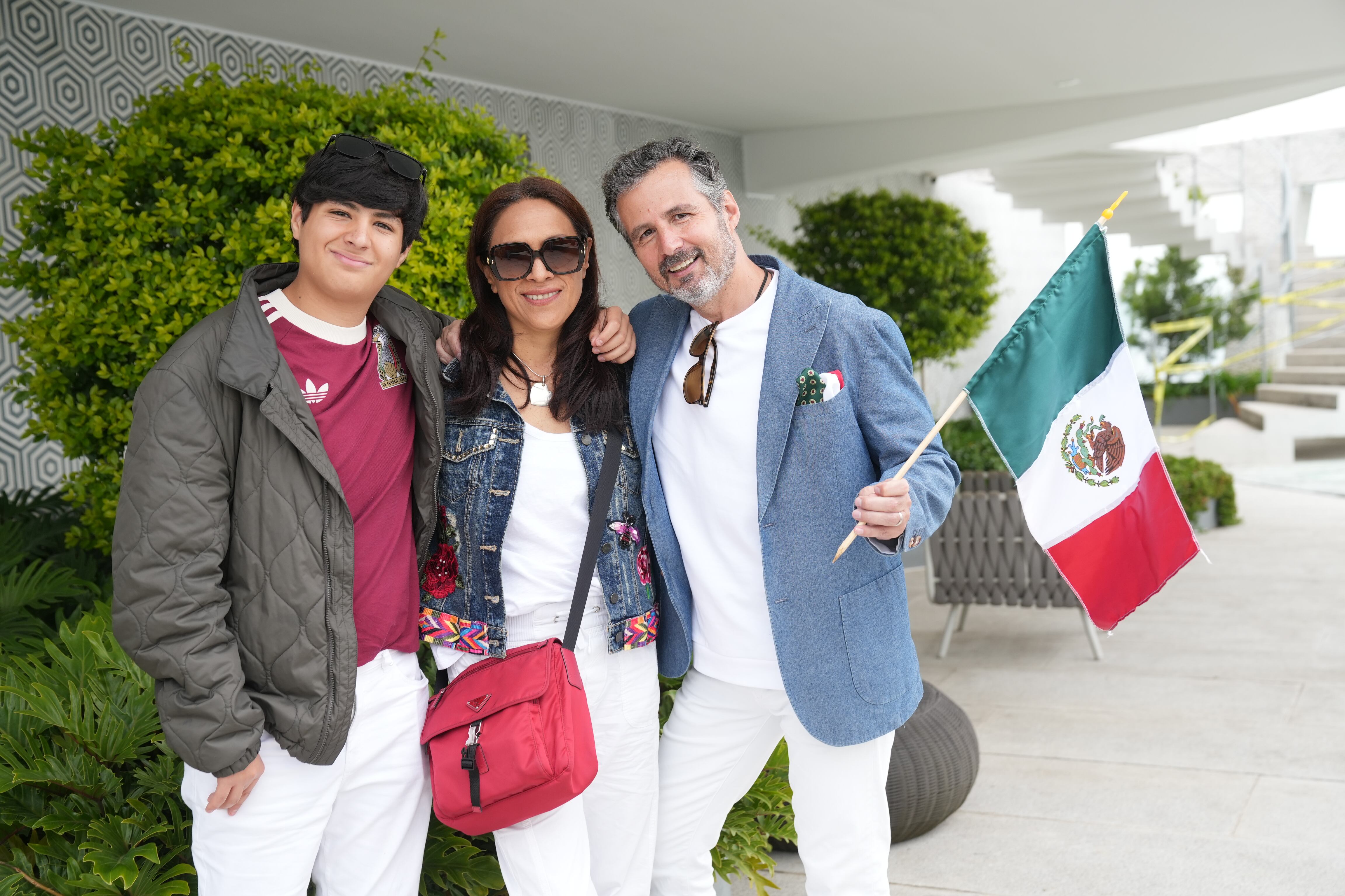 Luca y Marco Valentini con Gabriela Padilla. (Foto: Leonardo Gómez)