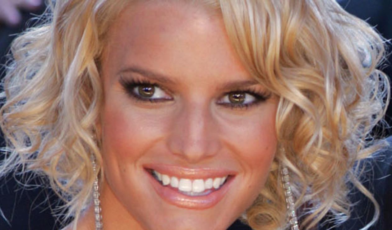 Jessica Simpson sorprende con un abdomen de acero en plena cuarentena