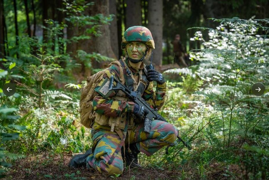 La princesa Elisabeth de Bélgica sorprende vestida con uniforme militar