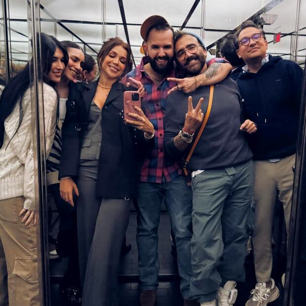 Alejandro Fernández junto a su novia Karla Laveaga, el cantante Carín León y otros amigos / Foto: Instagram