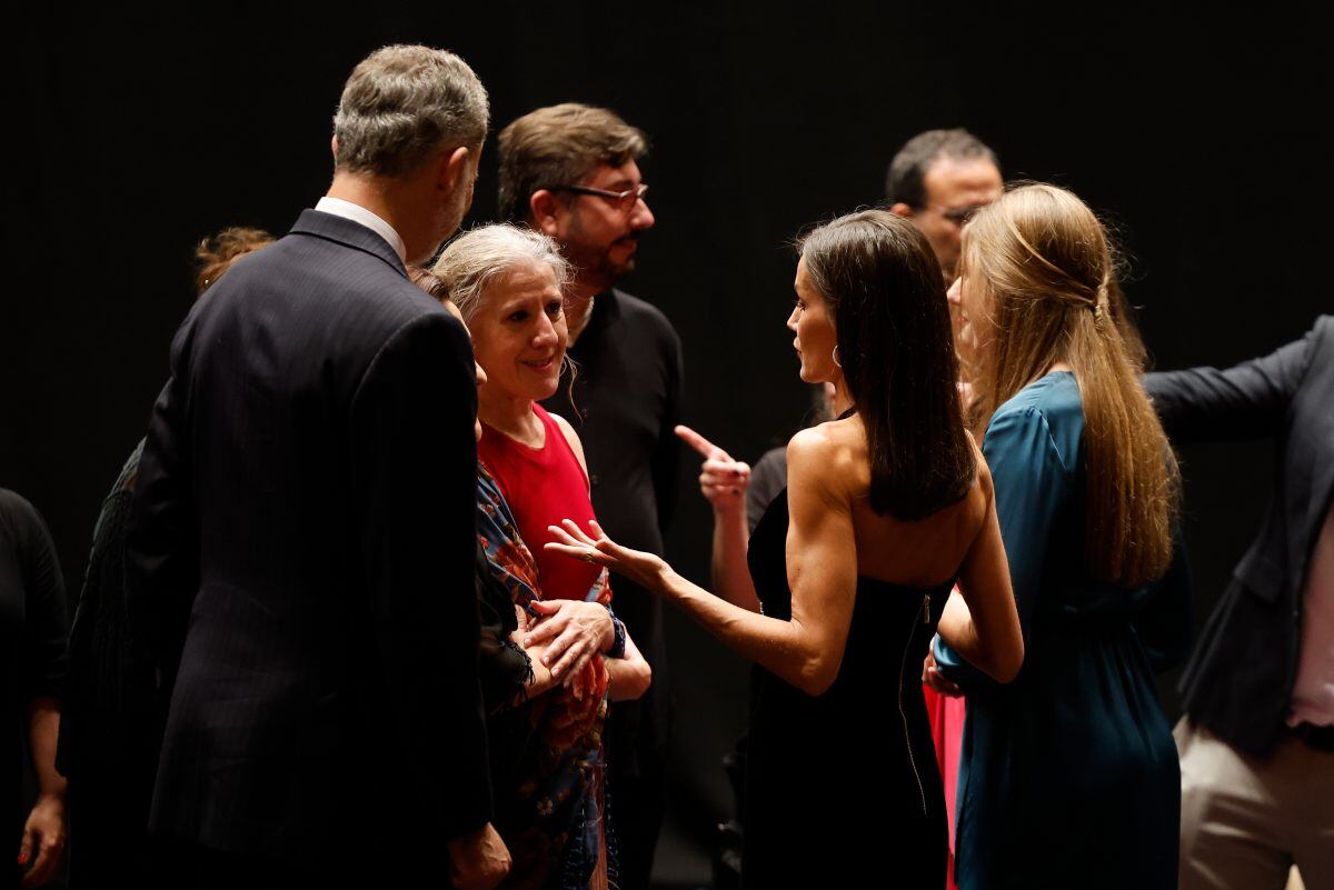 La reina Letizia lo hace de nuevo: vestido escotado y brazos de infarto 
