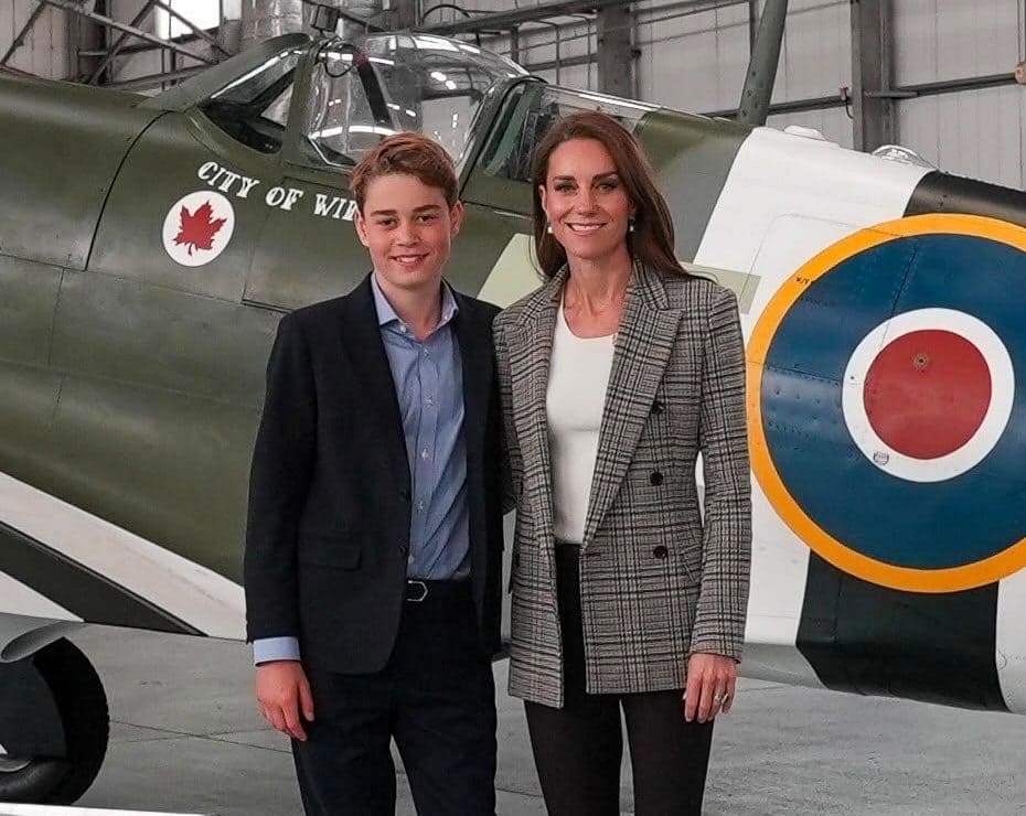 El príncipe George sorprende por su estatura en una tierna foto con Kate Middleton