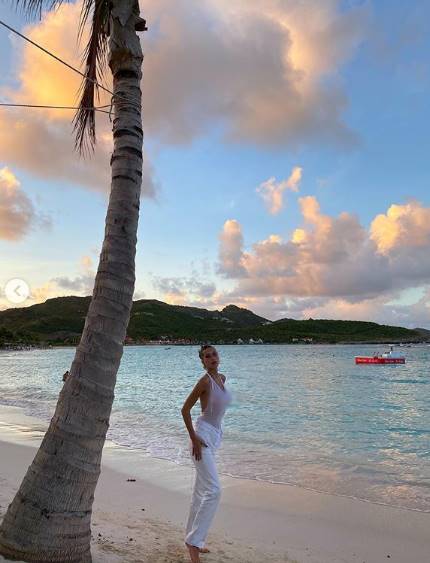Bella Hadid comparte fotos en look total white en Instagram ¡supersexy!