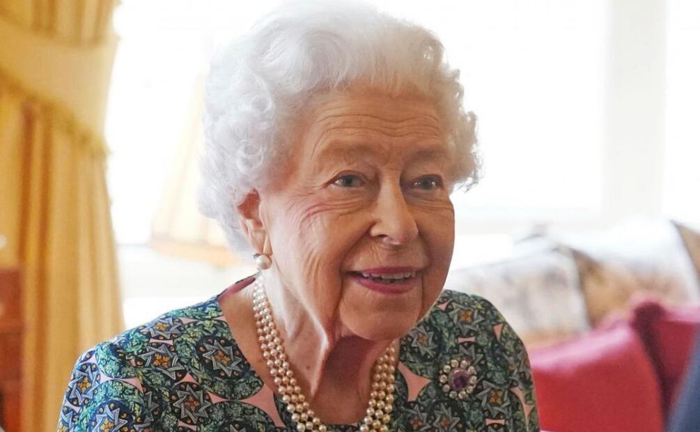 La reina Isabel II, de 95 años, da positivo a Covid-19: "tiene síntomas leves similares a los de un resfriado"