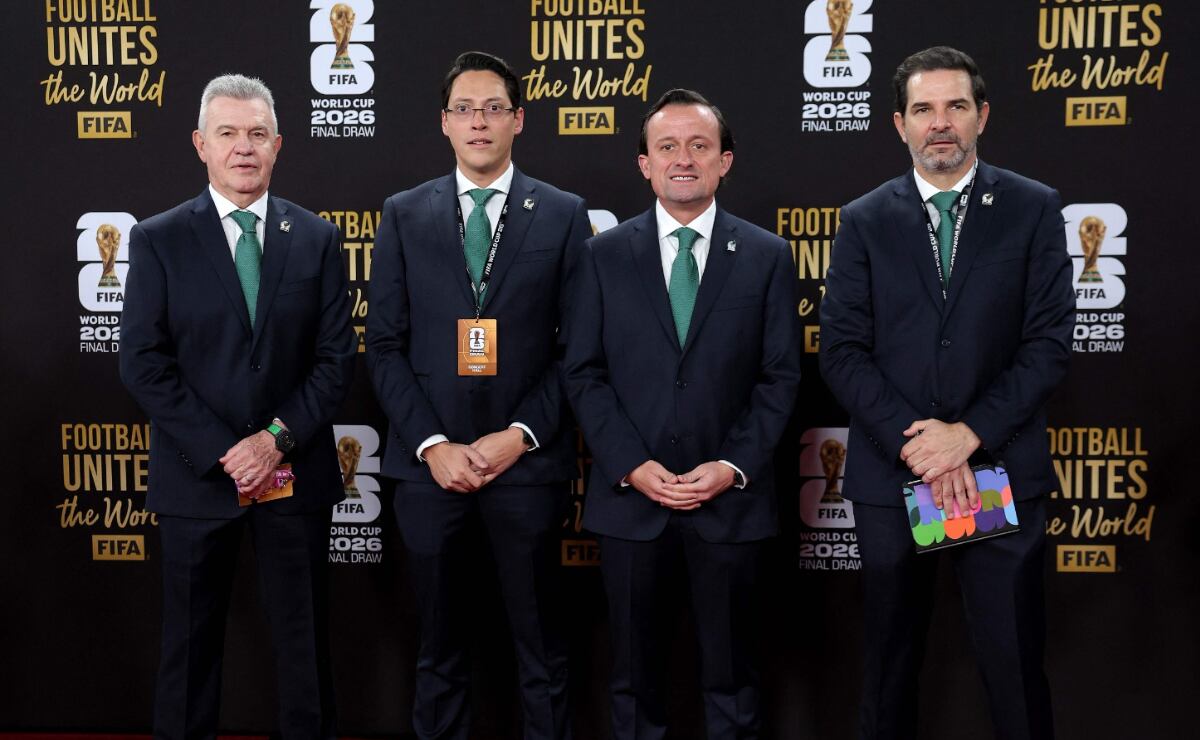 Javier Aguirre, director técnico de México, y la delegación mexicana / Foto: Kevin Dietsch - AFP