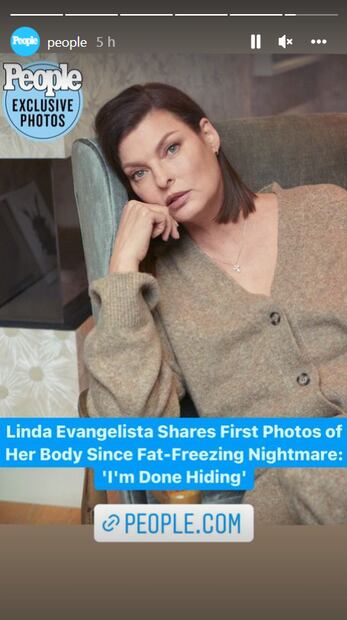 Linda Evangelista vuelve a modelar tras confesar que fue "brutalmente desfigurada" por tratamiento estético