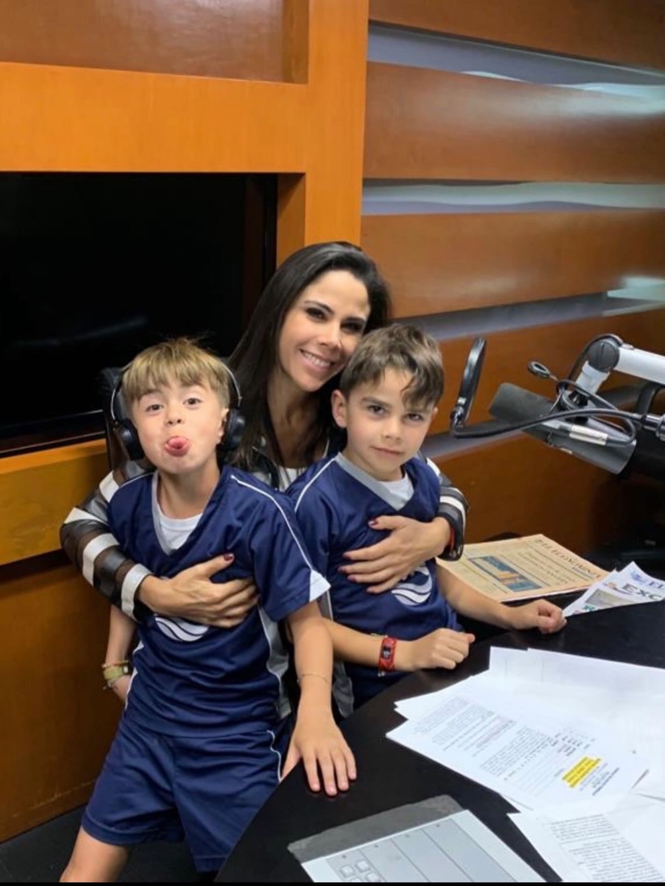 Paola Rojas con sus hijos Paulo y Leonardo. (Foto: Instagram)