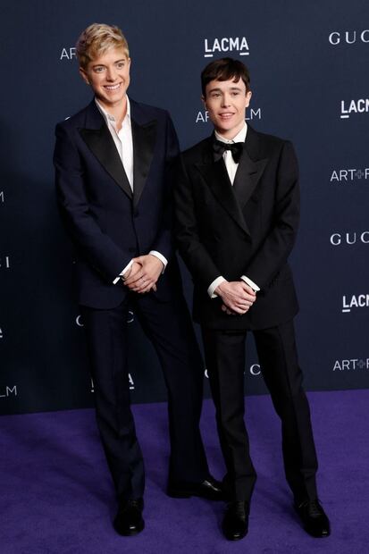 Elliot Page en sofisticado traje Gucci junto a Mae Martin