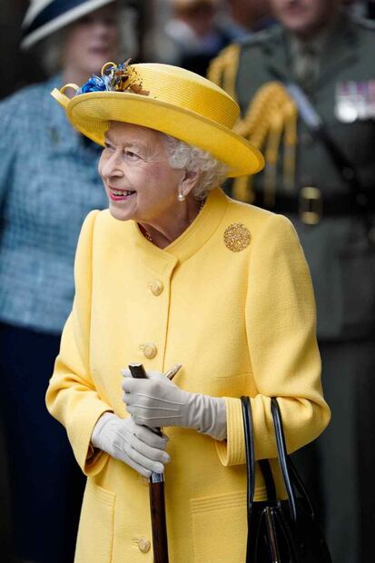 La reina Isabel II visita de sorpresa el metro de Londres