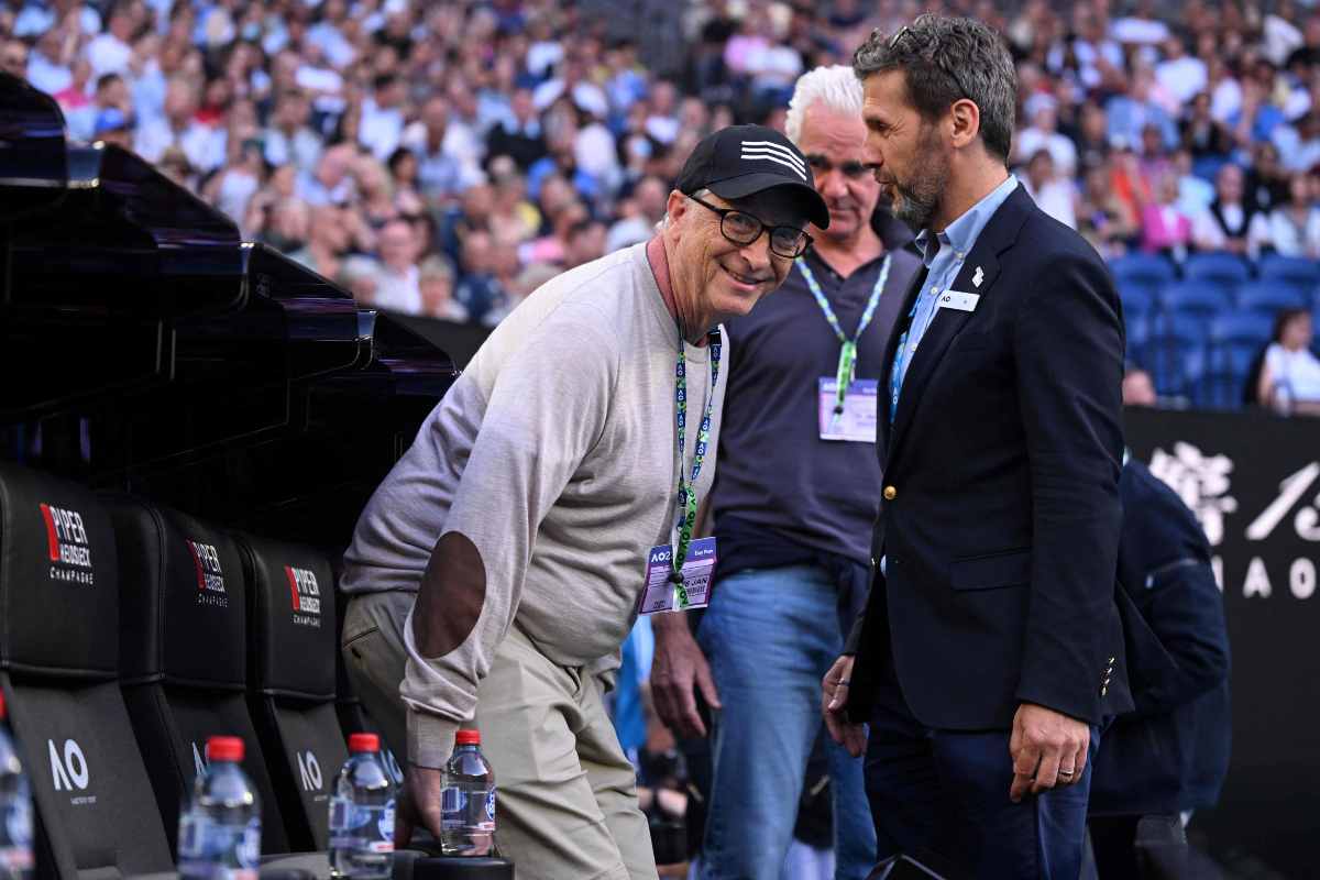 Bill Gates se vuelve a enamorar y es captado con guapa mujer en un partido de tenis