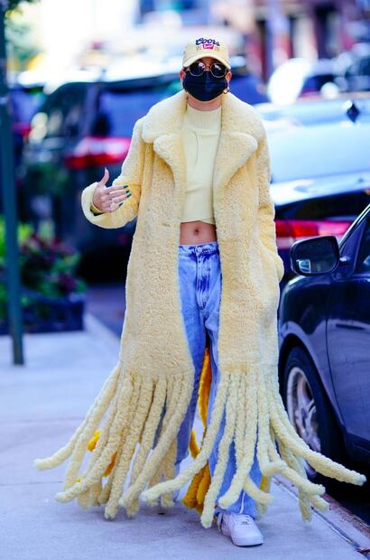 Hailey Bieber sorprende con abrigo de 10 mil dólares que dividió opiniones