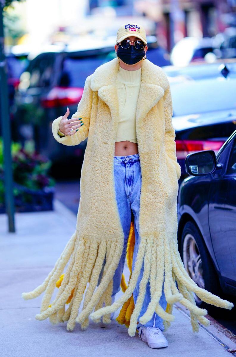 Hailey Bieber sorprende con abrigo de 10 mil dólares que dividió opiniones