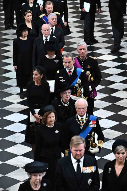 Felipe VI de España y su papá, don Juan Carlos, se reencuentran en el funeral de Isabel II