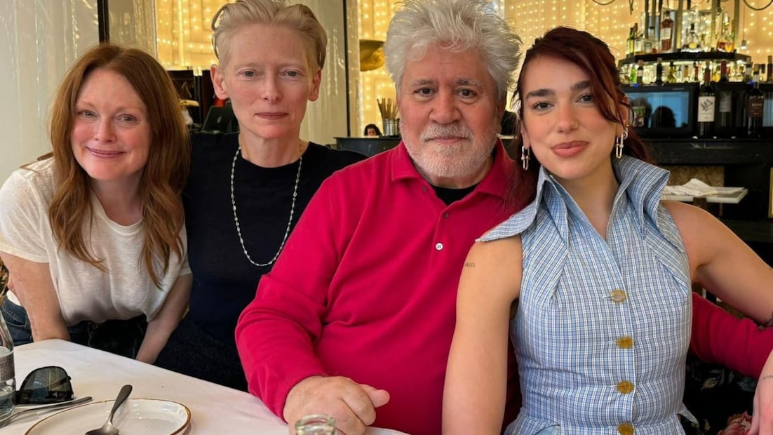 Julianne Moore, Tilda Swinton,Pedro Almodóvar y Dua Lipa / X: @agustinalmo