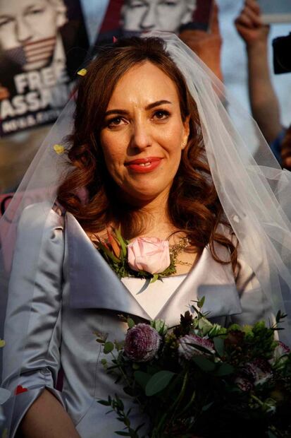 Boda en la cárcel: Julian Assange, de WikiLeaks, se casa con Stella Moris, quien lució un vestido de Vivienne Westwood