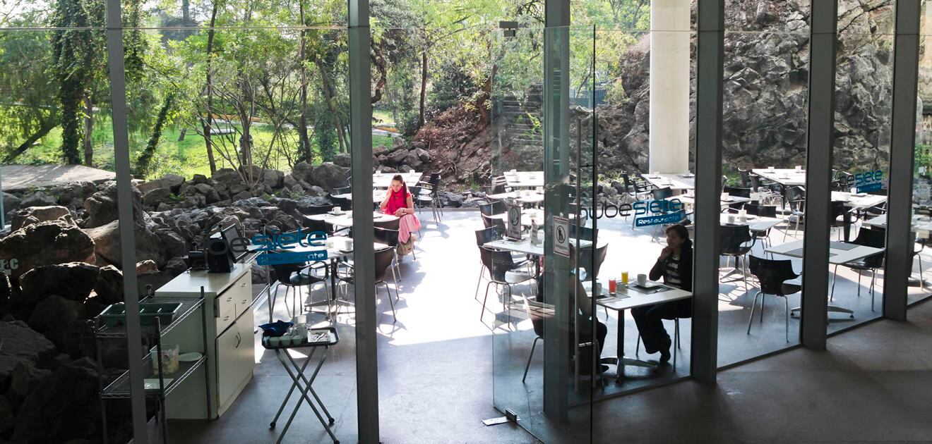 <p>El restaurante Nube Siete del MUAC de la UNAM está rodeado de piedra volcánica lo que hace una experiencia inigualable. <strong>(FOTO: Archivo)</strong></p>
