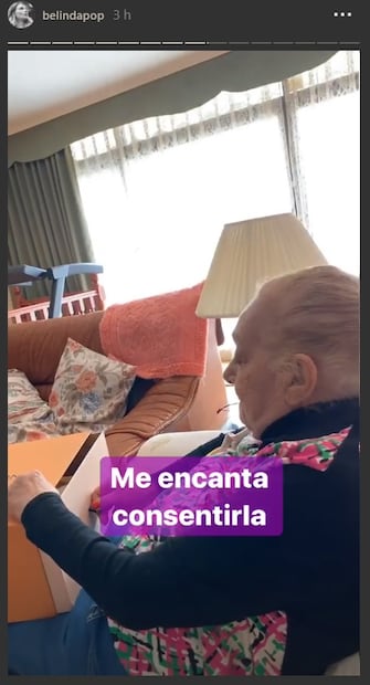 Belinda consiente a su abuelita con un lujoso bolso y presumen su lado más fashionista