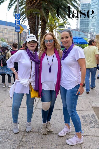Paola Rojas y Martha Deschamps en la marcha del Día Internacional de las mujeres 