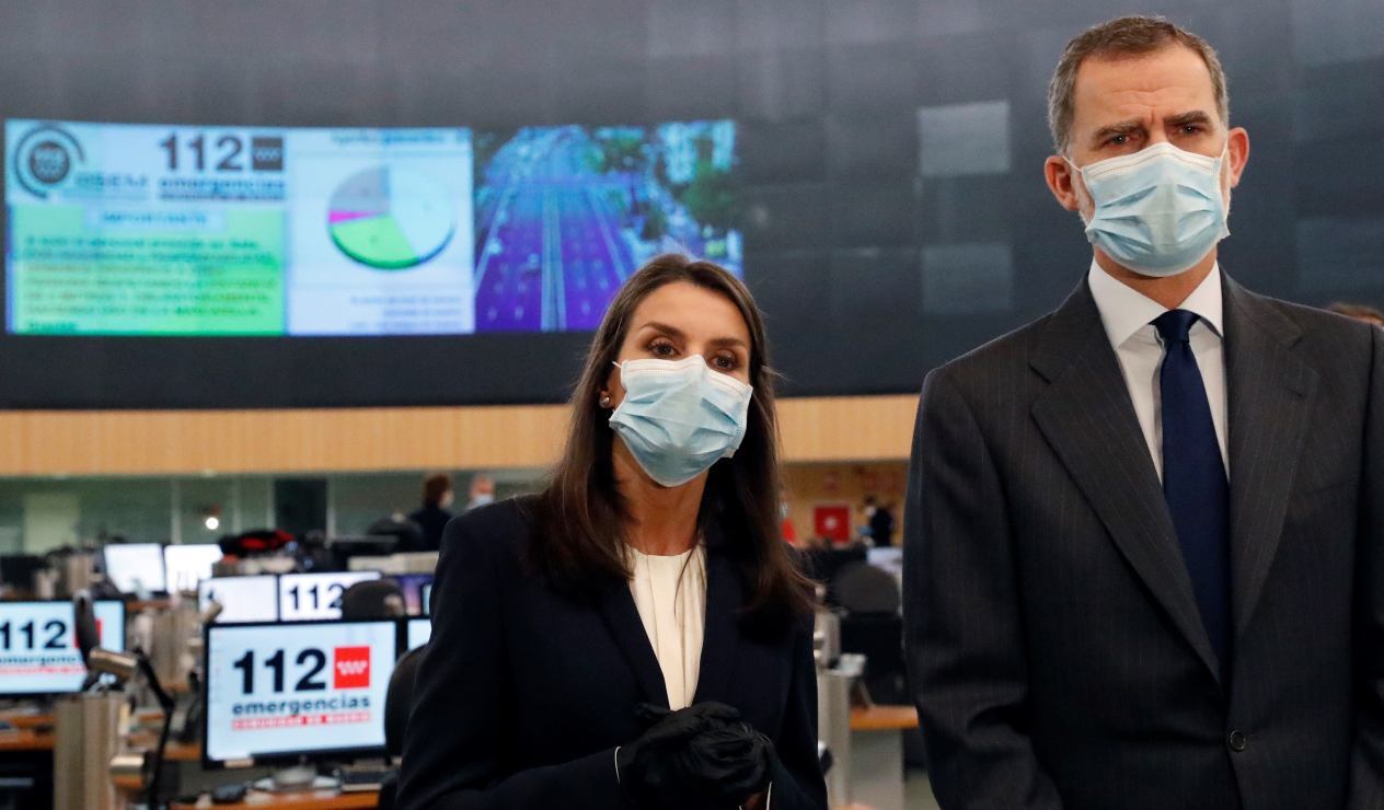 Letizia Ortiz abandona su palacio y reaparece muy protegida contra Covid-19
