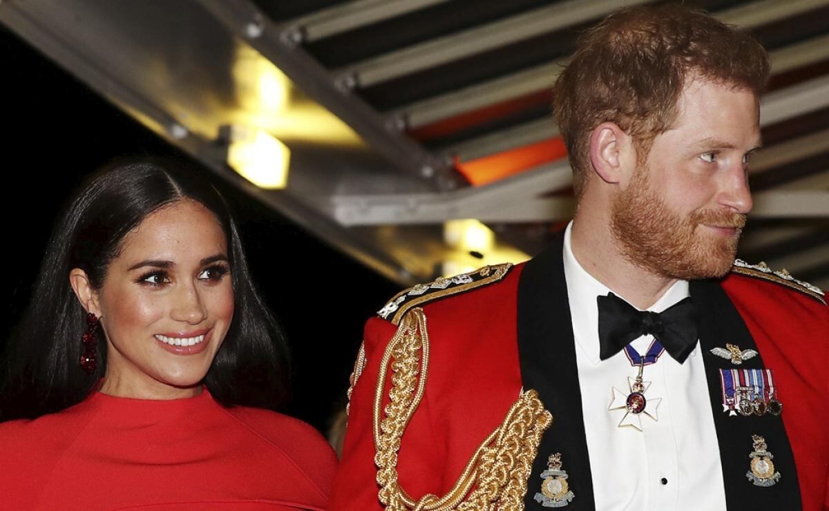 El príncipe Harry buscó al papá de Meghan antes de su boda, revelan documentos