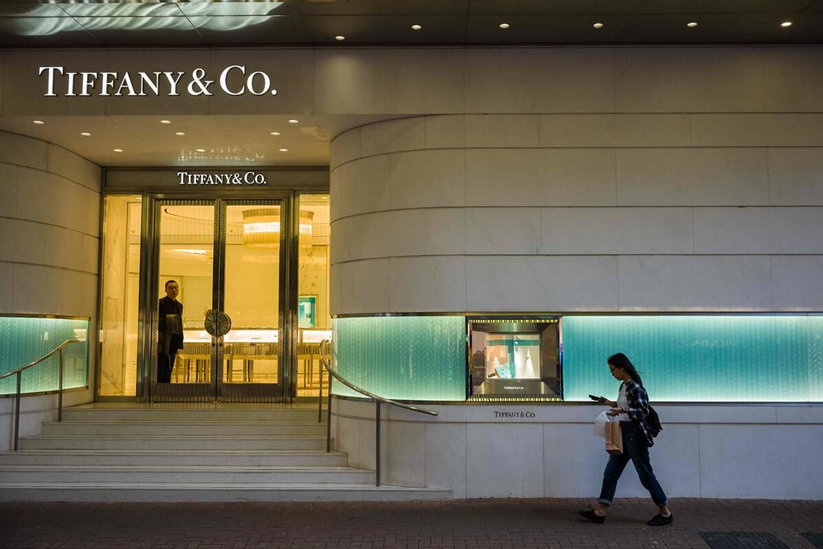 LVMH, de Bernard Arnault, ofrece millonaria suma para comprar Tiffany & Co 