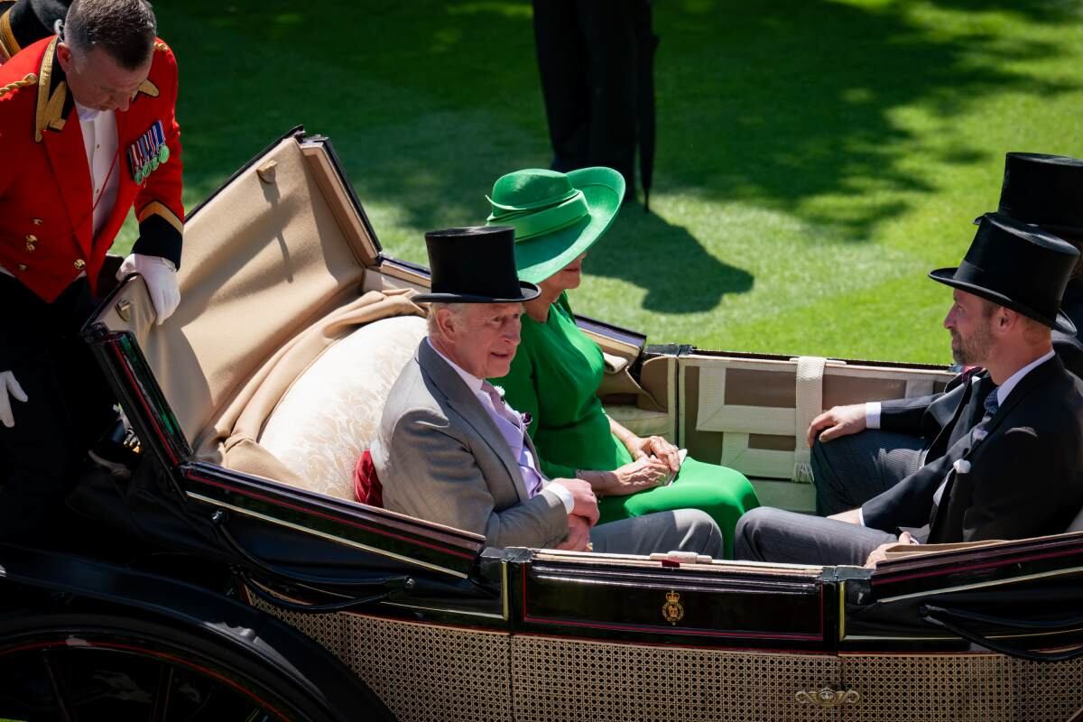 El rey Carlos III de Inglaterra, la reina Camilla y el príncipe de Gales, William. (Foto: Max Cisotti/Dave Benett/Getty Images for Royal Ascot)
