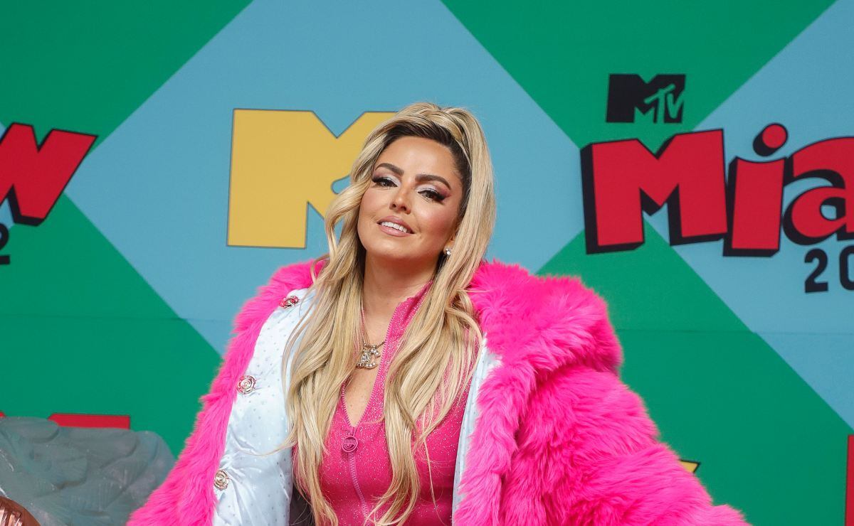 Karla Díaz llegó a bordo de un unicornio gigante a los MTV Miaw 2022