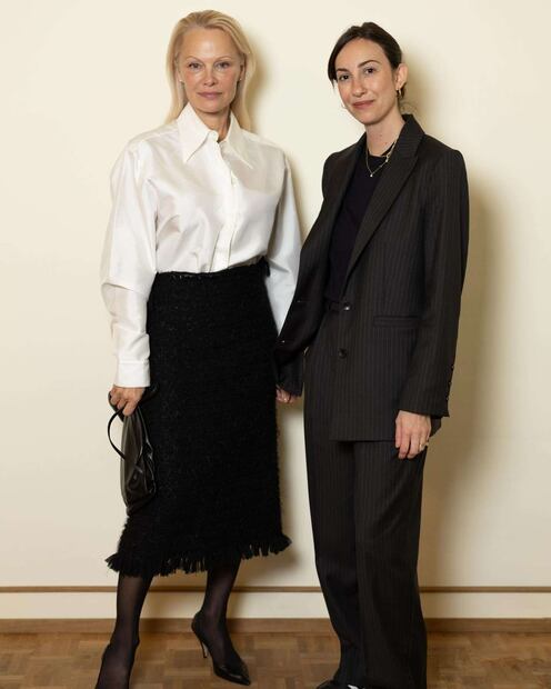 Pamela Anderson luce un look en blanco y negro. Posa junto Gia Coppola, Directora de cine estadounidense / Foto: Instagram