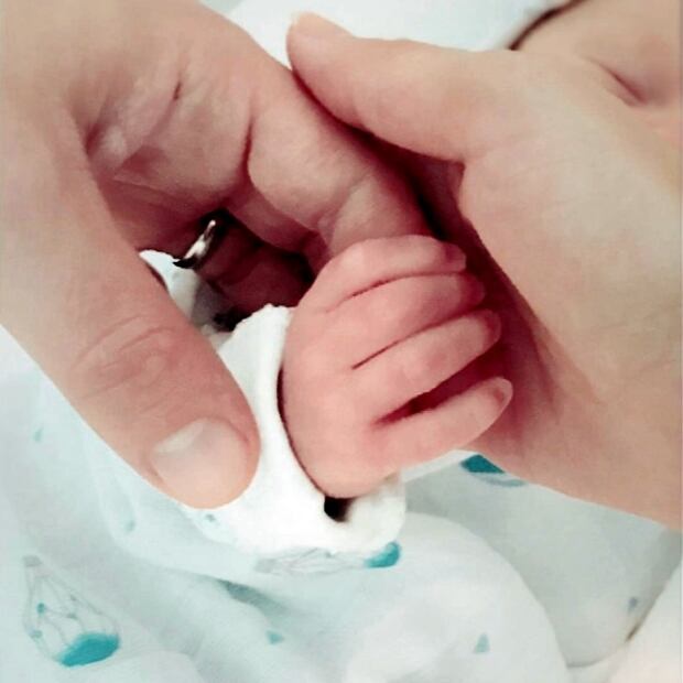 Anahí publica foto del día en que se convirtió en madre