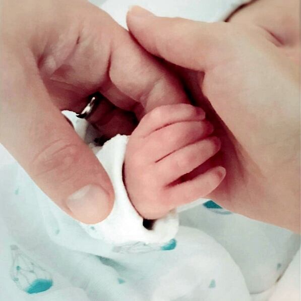 Anahí publica foto del día en que se convirtió en madre