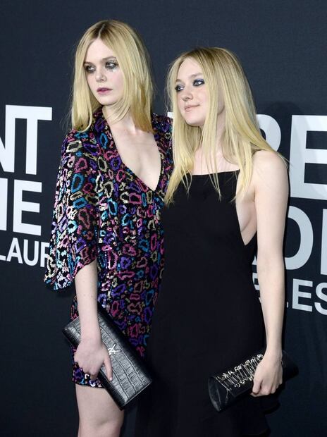 La actriz Dakota Fanning, hermana de Elle Fanning, posa para la cámara casi totalmente desnuda