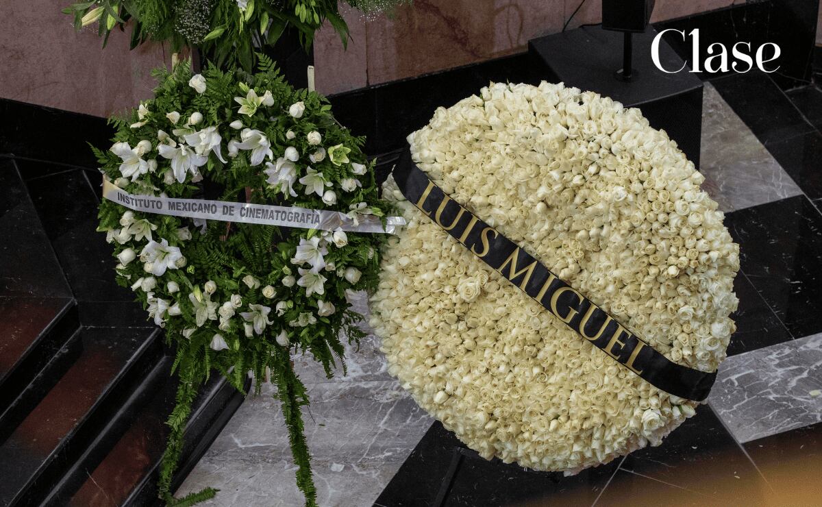 La corona de rosas que Luis Miguel envió al homenaje póstumo a Silvia Pinal en Bellas Artes / Foto: Edgar Silva F.