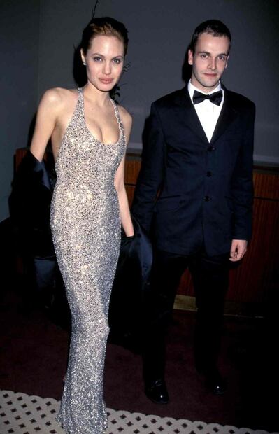 Angelina Jolie visita a Lee Miller, su ex marido, y la captan con botella en mano