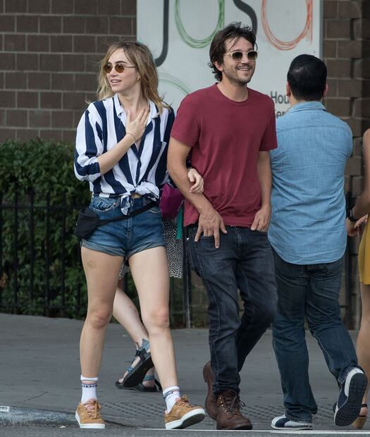Captan a Diego Luna y Suki Waterhouse muy enamorados en Nueva York