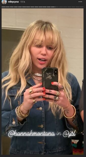Miley Cyrus, como Hannah Montana, brinda con Bon Jovi con el mejor vino rosado del mundo