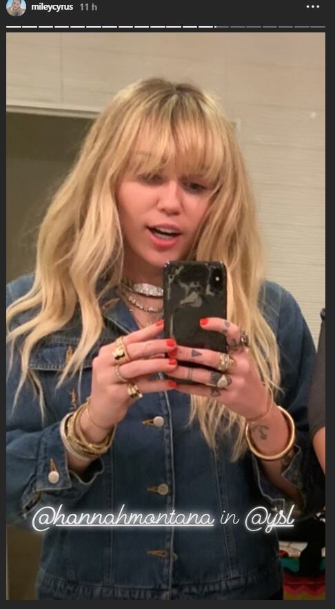 Miley Cyrus, como Hannah Montana, brinda con Bon Jovi con el mejor vino rosado del mundo