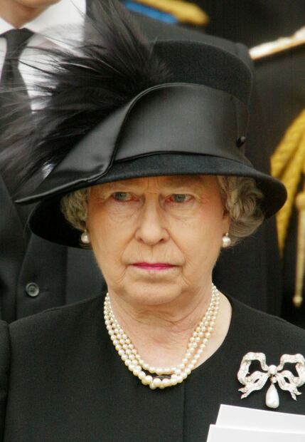 Abren carta que revela el dolor de la reina Isabel en la muerte de la princesa Diana