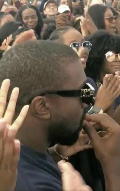 Kanye West es captado comiendo la cerilla de sus oídos 
