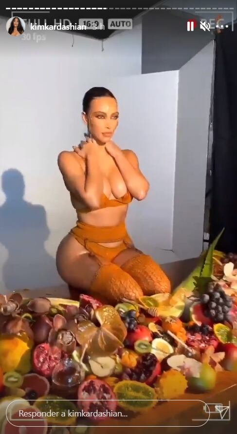 Kim Kardashian impacta con bikini tejido para lanzamiento de maquillaje